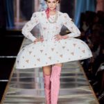 Moschino 2020秋冬秀场新包預覽：法國王后 Marie Antoinette 的衣櫃