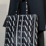 新包 | Valentino 上架2020早秋男士新包：VLTN 平鋪徽標，扎染效果印花