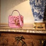 一周新包 | Versace 玫瑰鉚釘 Virtus 手袋，Miu Miu 復古吻鎖雲朵包，Goyard Diane 野餐包，FENDI 褶皺紗法棍包