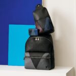 新包 | Louis Vuitton 上架男士 Taiga V 系列新包：拼色皮革「V」字母